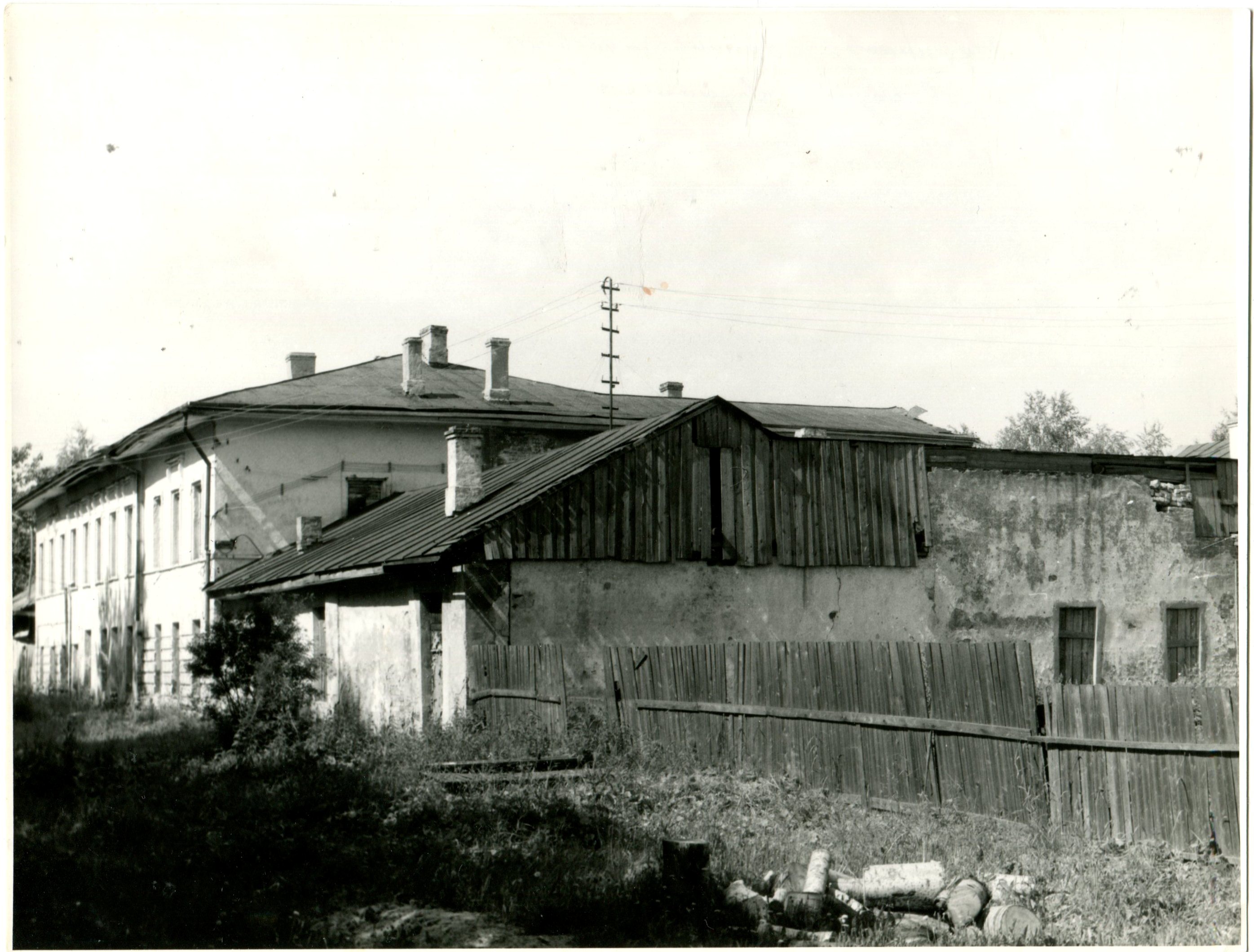 Здание школьных мастерских (до революции - казначейство и пересыльная тюрьма). Фото 1987 года из коллекции Кадниковского краеведческого музея.